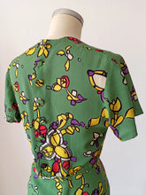 Charger l'image dans la galerie, 1940s - BELGIUM - Spectacular Green Abstract Rayon Dress - W29 (74cm)