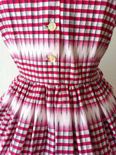 Laden Sie das Bild in den Galerie-Viewer, 1950s - SCHOOL FASHIONS, UK - UNWORN- Gorgeous Cotton Dress - W29 (74cm)