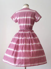 Laden Sie das Bild in den Galerie-Viewer, 1950s - SCHOOL FASHIONS, UK - UNWORN- Gorgeous Cotton Dress - W29 (74cm)