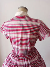 Laden Sie das Bild in den Galerie-Viewer, 1950s - SCHOOL FASHIONS, UK - UNWORN- Gorgeous Cotton Dress - W29 (74cm)