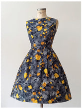 Charger l'image dans la galerie, 1950s 1960s - Gorgeous Yellow Roseprint Cotton Dress - W25 (64cm)