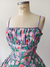 Charger l'image dans la galerie, 1950s - FRANCE - Exquisite Roseprint Cotton Dress - W27 (68cm)