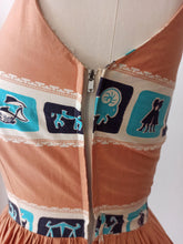 Laden Sie das Bild in den Galerie-Viewer, 1950s - SEERCRAFT, USA - Stunning Zodiac Cotton Dress - W26 (66cm)