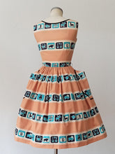 Laden Sie das Bild in den Galerie-Viewer, 1950s - SEERCRAFT, USA - Stunning Zodiac Cotton Dress - W26 (66cm)