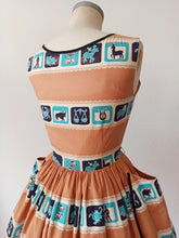 Laden Sie das Bild in den Galerie-Viewer, 1950s - SEERCRAFT, USA - Stunning Zodiac Cotton Dress - W26 (66cm)