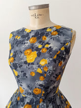 Charger l'image dans la galerie, 1950s 1960s - Gorgeous Yellow Roseprint Cotton Dress - W25 (64cm)