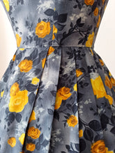 Charger l'image dans la galerie, 1950s 1960s - Gorgeous Yellow Roseprint Cotton Dress - W25 (64cm)