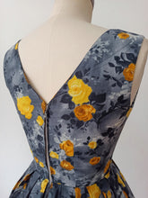 Charger l'image dans la galerie, 1950s 1960s - Gorgeous Yellow Roseprint Cotton Dress - W25 (64cm)