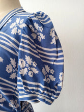 Cargar imagen en el visor de la galería, 1940s - Charming Puffed Sleeves Rayon Dress - W28.5 (72cm)