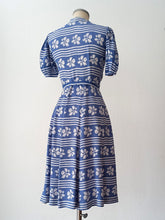 Cargar imagen en el visor de la galería, 1940s - Charming Puffed Sleeves Rayon Dress - W28.5 (72cm)