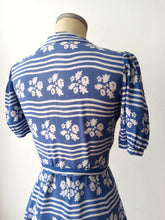 Cargar imagen en el visor de la galería, 1940s - Charming Puffed Sleeves Rayon Dress - W28.5 (72cm)