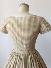 Charger l'image dans la galerie, 1950s - Adorable Cotton Vichy Belted Dress - W27 (68cm)