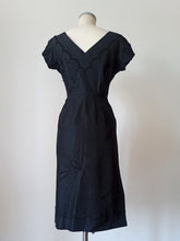 Charger l'image dans la galerie, 1940s 1950s - Outstanding Couture Trimmings Cocktail Dress - W28.5 (72cm)