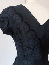 Charger l'image dans la galerie, 1940s 1950s - Outstanding Couture Trimmings Cocktail Dress - W28.5 (72cm)