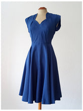 Laden Sie das Bild in den Galerie-Viewer, 1940s 1950s - Stunning Royal Blue Cotton Dress - W27 (68cm)