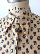 Cargar imagen en el visor de la galería, 1960s - JOBLOT x 3 DEADSTOCK PRINTED BLOUSES