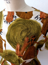 Cargar imagen en el visor de la galería, 1950s 1960s - Stunning Novelty Print Rayon Dress - W27.5 (70cm)