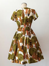 Cargar imagen en el visor de la galería, 1950s 1960s - Stunning Novelty Print Rayon Dress - W27.5 (70cm)