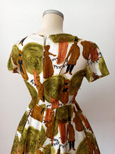 Cargar imagen en el visor de la galería, 1950s 1960s - Stunning Novelty Print Rayon Dress - W27.5 (70cm)