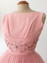 Laden Sie das Bild in den Galerie-Viewer, 1950s - Jr THEME, New York - Adorable Pink Prom Dress - W24 (60cm)