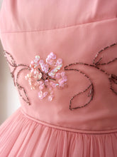 Laden Sie das Bild in den Galerie-Viewer, 1950s - Jr THEME, New York - Adorable Pink Prom Dress - W24 (60cm)