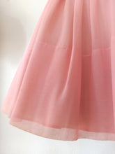 Laden Sie das Bild in den Galerie-Viewer, 1950s - Jr THEME, New York - Adorable Pink Prom Dress - W24 (60cm)