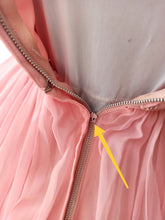 Laden Sie das Bild in den Galerie-Viewer, 1950s - Jr THEME, New York - Adorable Pink Prom Dress - W24 (60cm)