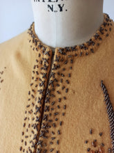 Laden Sie das Bild in den Galerie-Viewer, 1950s - Delightful Beaded Corn Cream Wool Cardigan - Sz S/M