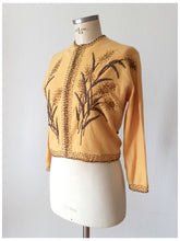 Laden Sie das Bild in den Galerie-Viewer, 1950s - Delightful Beaded Corn Cream Wool Cardigan - Sz S/M