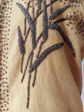 Laden Sie das Bild in den Galerie-Viewer, 1950s - Delightful Beaded Corn Cream Wool Cardigan - Sz S/M