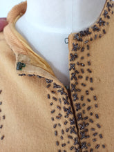 Laden Sie das Bild in den Galerie-Viewer, 1950s - Delightful Beaded Corn Cream Wool Cardigan - Sz S/M