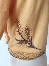 Laden Sie das Bild in den Galerie-Viewer, 1950s - Delightful Beaded Corn Cream Wool Cardigan - Sz S/M