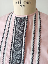 Laden Sie das Bild in den Galerie-Viewer, 1960s - UNWORN - Gorgeous Pink & Black Cotton Blouse - Sz 38