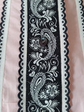 Laden Sie das Bild in den Galerie-Viewer, 1960s - UNWORN - Gorgeous Pink & Black Cotton Blouse - Sz 38