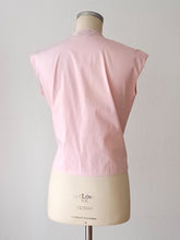 Laden Sie das Bild in den Galerie-Viewer, 1960s - UNWORN - Gorgeous Pink & Black Cotton Blouse - Sz 38