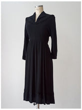 Laden Sie das Bild in den Galerie-Viewer, 1940s - Gorgeous Black Rayon Crepe Dress - W28.5 (72cm)