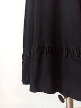 Laden Sie das Bild in den Galerie-Viewer, 1940s - Gorgeous Black Rayon Crepe Dress - W28.5 (72cm)