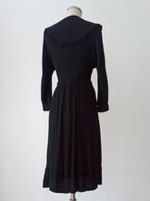 Laden Sie das Bild in den Galerie-Viewer, 1940s - Gorgeous Black Rayon Crepe Dress - W28.5 (72cm)