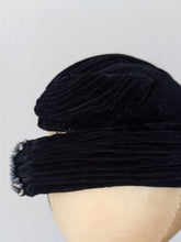 Laden Sie das Bild in den Galerie-Viewer, 1950s - BROSSON, France - Couture Rhinestones Black Velvet Half Hat