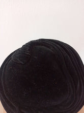 Laden Sie das Bild in den Galerie-Viewer, 1950s - BROSSON, France - Couture Rhinestones Black Velvet Half Hat