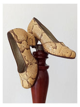 Laden Sie das Bild in den Galerie-Viewer, 1940s 1950s - Fabulous Faux Snake Leather Pumps