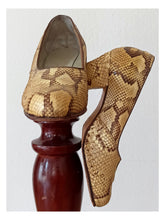 Laden Sie das Bild in den Galerie-Viewer, 1940s 1950s - Fabulous Faux Snake Leather Pumps