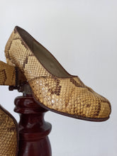 Laden Sie das Bild in den Galerie-Viewer, 1940s 1950s - Fabulous Faux Snake Leather Pumps
