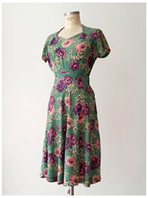 Load image into Gallery viewer, 1940s - Stunning Floral Green Silk Dress - W26 (66cm)