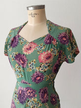 Load image into Gallery viewer, 1940s - Stunning Floral Green Silk Dress - W26 (66cm)