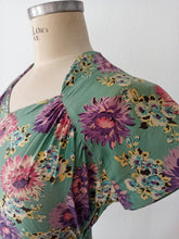 Load image into Gallery viewer, 1940s - Stunning Floral Green Silk Dress - W26 (66cm)