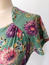 Load image into Gallery viewer, 1940s - Stunning Floral Green Silk Dress - W26 (66cm)