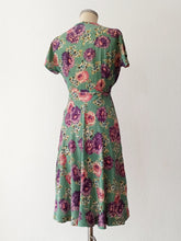 Load image into Gallery viewer, 1940s - Stunning Floral Green Silk Dress - W26 (66cm)