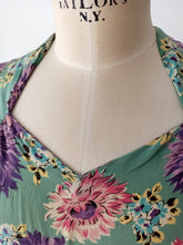 Load image into Gallery viewer, 1940s - Stunning Floral Green Silk Dress - W26 (66cm)