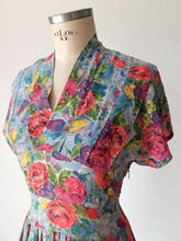 Load image into Gallery viewer, 1940s - Scandalous Roseprint Cold Rayon Dress - W31.5 (80cm)